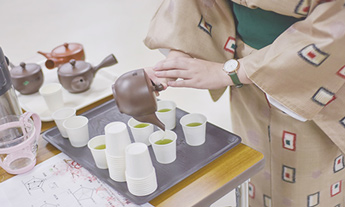 ワークショップにて講師が緑茶を淹れる様子)