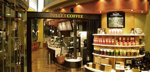 タリーズコーヒーと海洋堂がコラボレーションした店舗の入り口外観と店舗内の様子、店舗を利用されているお客さま