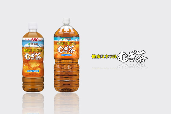 健康ミネラルむぎ茶 PET 2L、健康ミネラルむぎ茶 PET 600ml、健康ミネラルむぎ茶 缶 480gがそれぞれ1本ずつ並んでいる