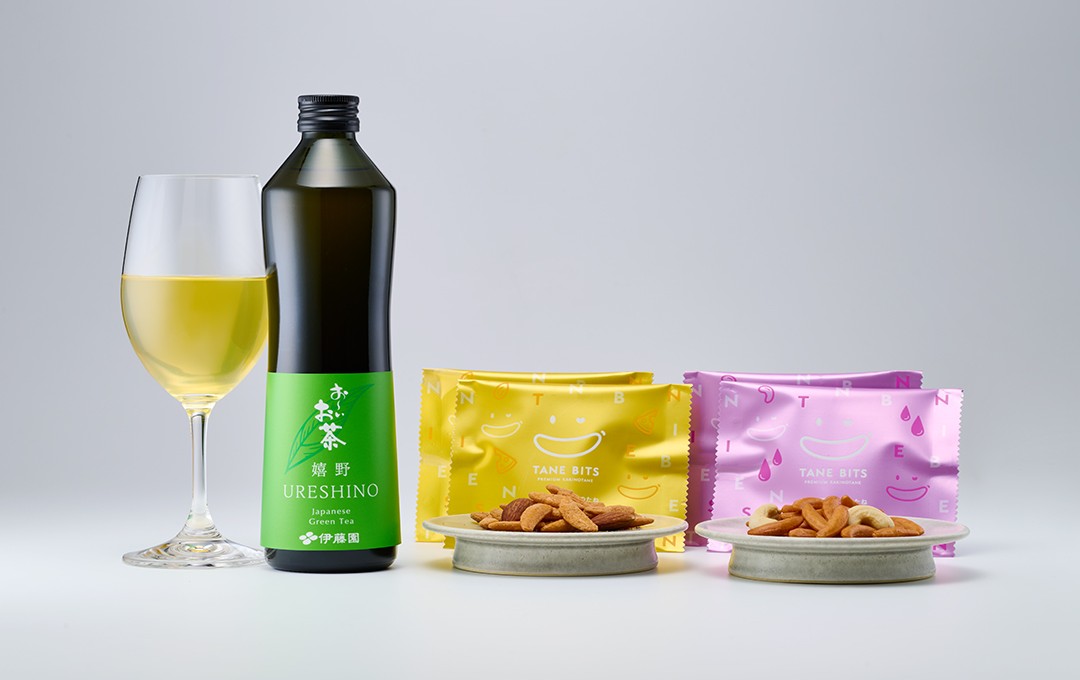 伊藤園×亀田製菓のマリアージュセット発売｜瓶お～いお茶URESHINO